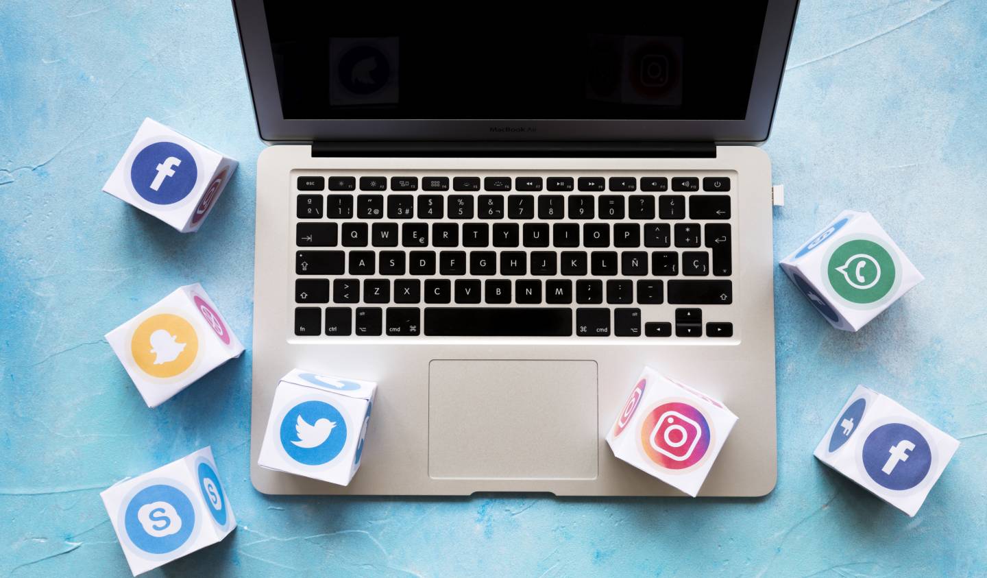 La tendance est à la mutualisation des outils de veille media et d'e-réputation entre départements : communication, veille, marketing, relations clients, etc. Ce que réclament les entreprises, ce sont des plateformes simples d'utilisation. (Freepik) ordinateur-reputation-veille-media