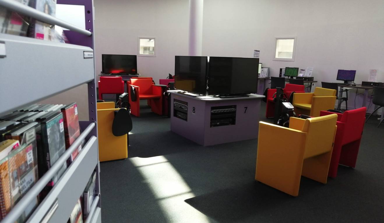 La salle de consultation vidéo de la bibliothèque universitaire de Paris 8. (Archimag) Paris8-video