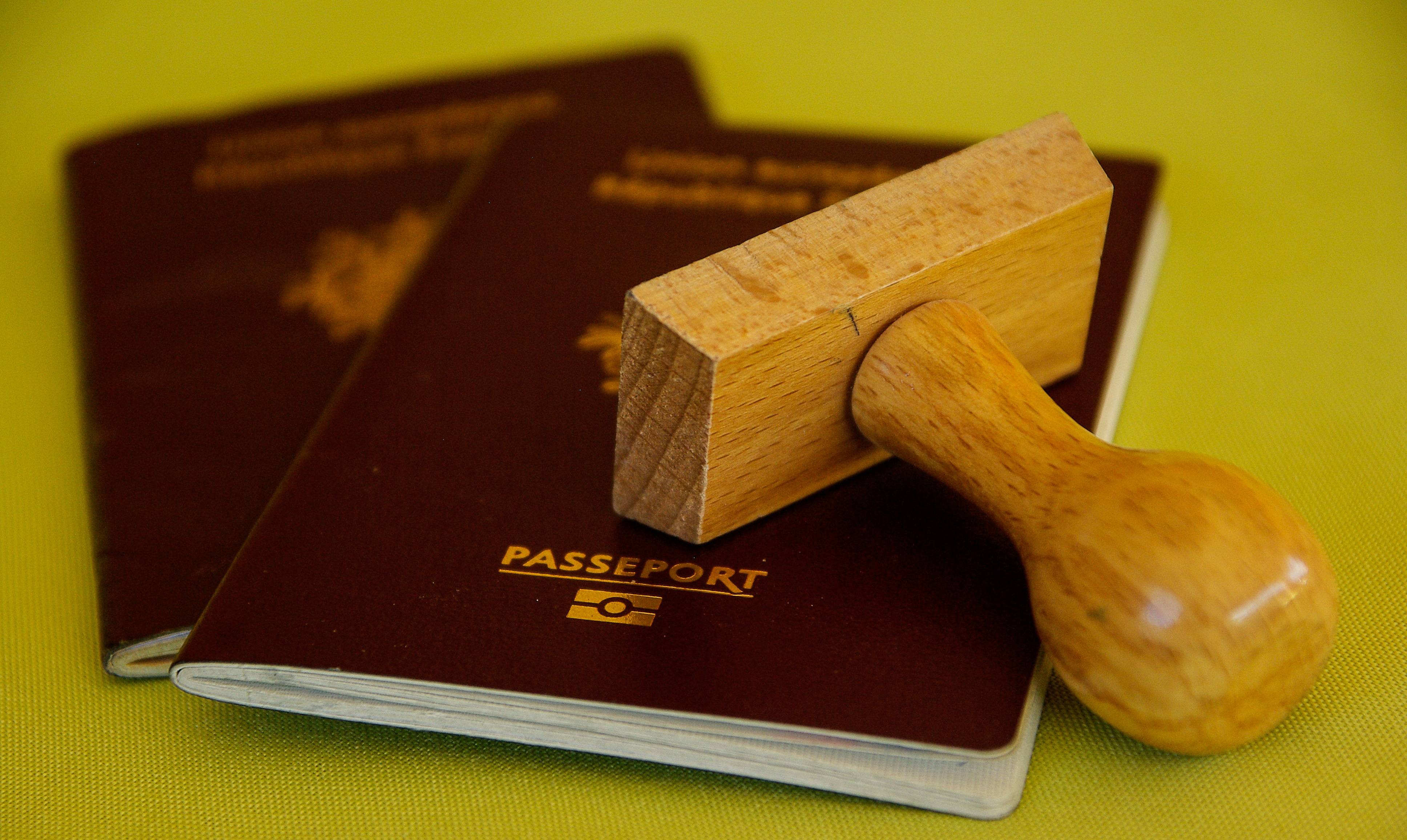 En matière de falsification de pièces documentaires, l'imagination des fraudeurs est sans limites : altération d'un nom sur un passeport, faux justificatif de domicile, faux certificat de décès... (Pixabay/jackmac34) passeport-fraude
