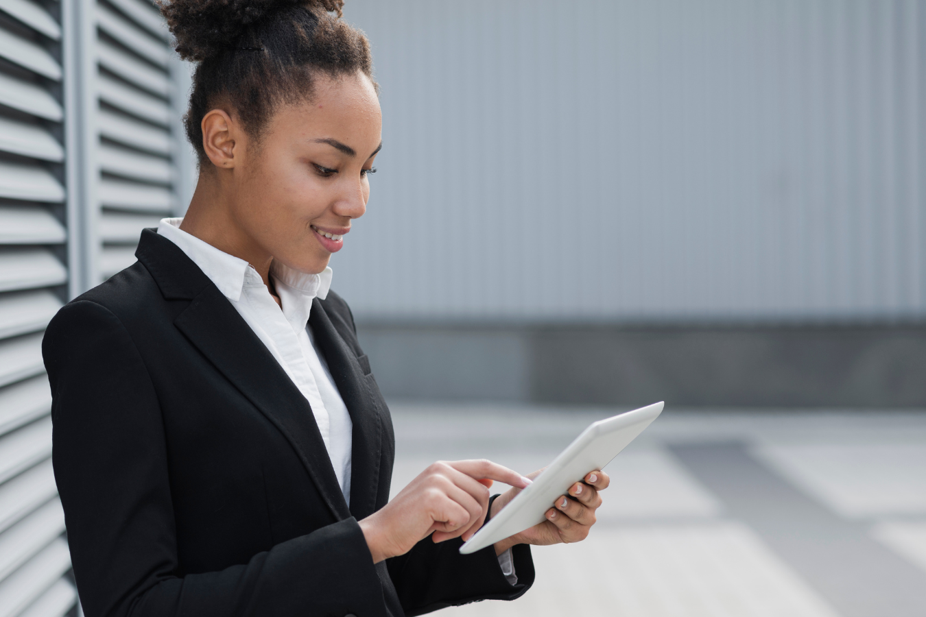 De la petite structure au grand compte, l’ensemble des décideurs reconnaissent l’intérêt de mener une veille. (Freepik) performance-de-la-veille-preuve-par-usage