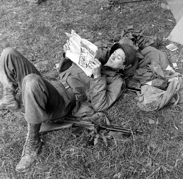 Un parachutiste au repos lors de la bataille de Normandie en 1944 (Flickr / PhotosNormandie)