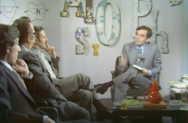 Bernard Pivot sur le plateau d'Apostrophes en 1976 (Ina)