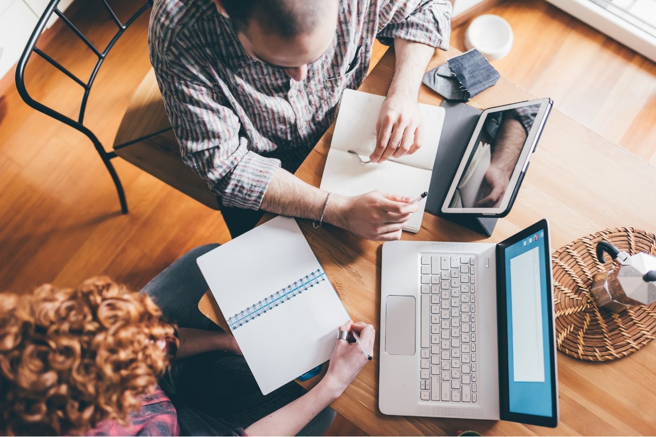 Lorsqu’un matériel de communication est adressé aux médias, l’autorisation d’exploitation est implicite. (Canva) rgpd-propriete-intellectuelle-prestations-communication