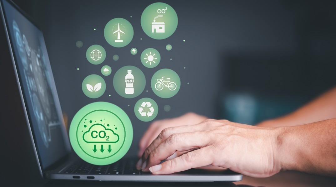 L’essor de l’IA dans la gestion de l’information ouvre des perspectives prometteuses, mais soulève aussi des défis cruciaux en matière de qualité des données, d’éthique et de maîtrise des risques (Freepik).