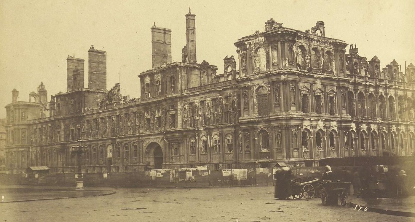 L’Hôtel de Ville de Paris au lendemain de l’incendie qui détruisit, en 1871, les archives et la bibliothèque de la ville. (Archives de Paris) PSBC-archives-plan-sauvegarde-sinistre