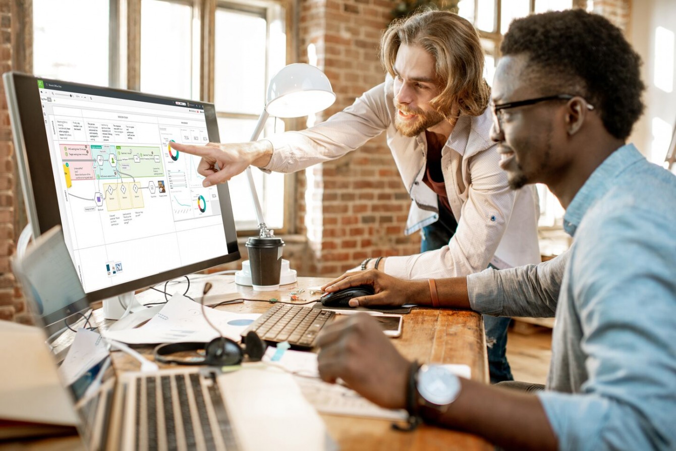 professionnels-travail-ordinateur-collaboratif-ccm