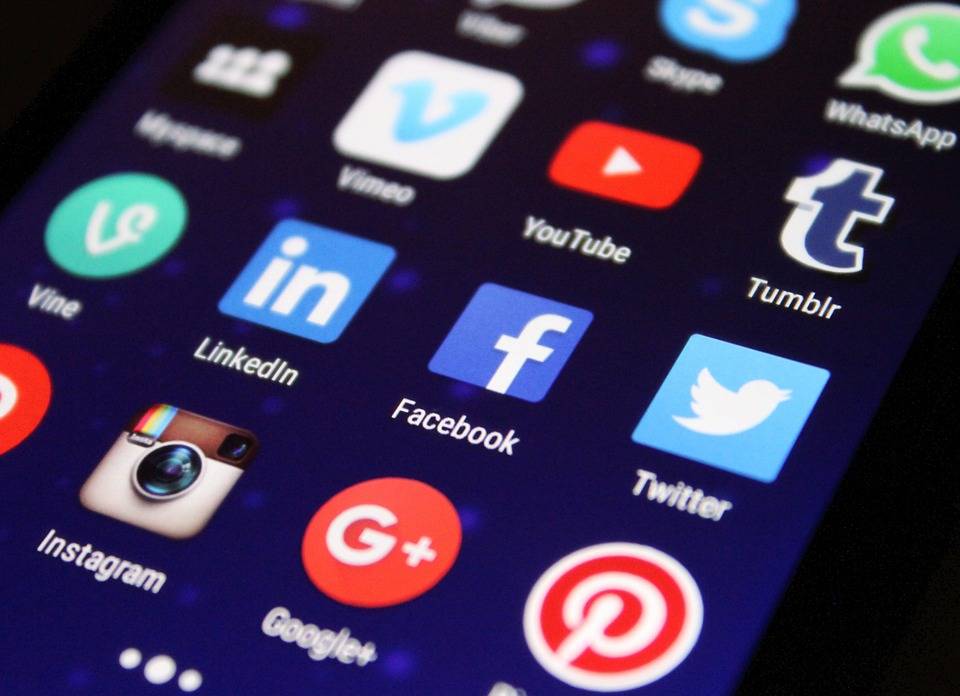 De plus en plus de gens utilisent les réseaux sociaux, aussi bien dans la sphère privée que dans le milieu professionnel. crédit : pixabay.com reseaux_sociaux