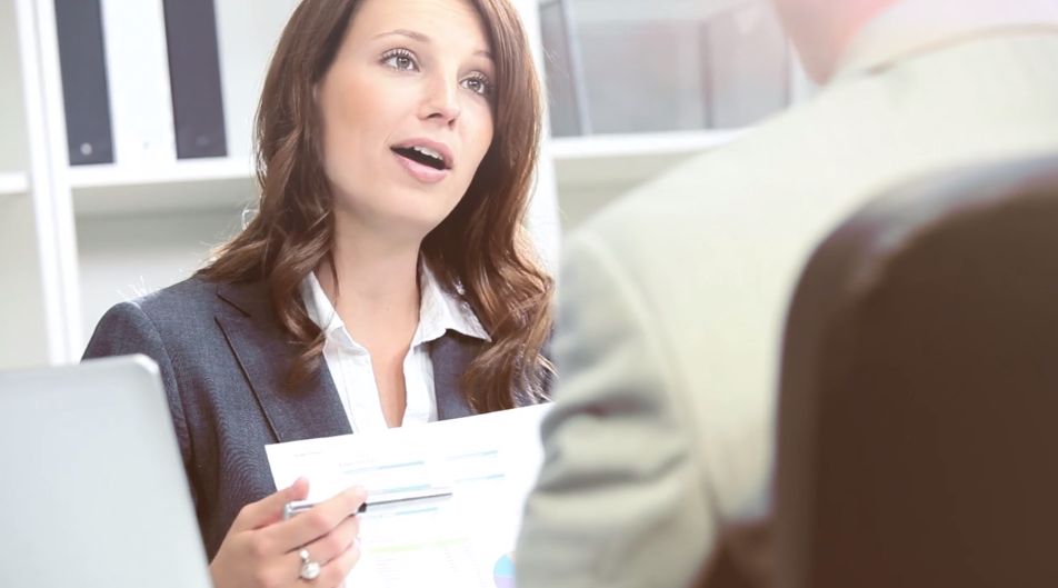 "Dans un premier temps, j’écoute, je laisse le temps aux personnes d’exprimer leurs souhaits, leurs inquiétudes, parce que c’est nécessaire avant d’être en mesure de rebondir", explique une conseillère de Pôle emploi. (mon-cep.org) reconversion-professionnelle-Pole-emploi-CEP