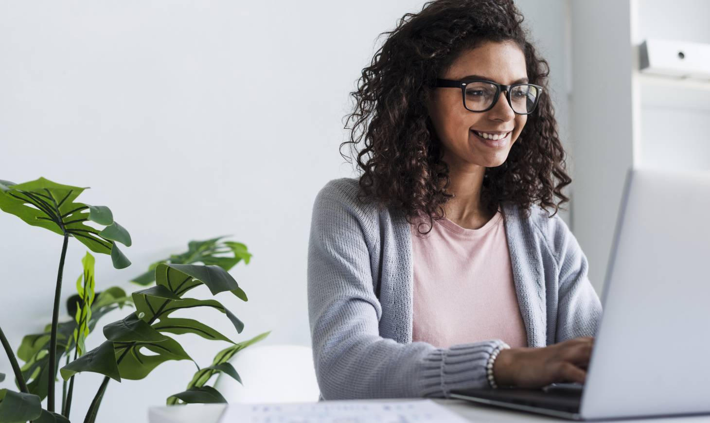 "Je suis actuellement en deuxième année de psychologie du travail. Mon objectif : trouver un poste qui soit plus en accord avec mes intérêts personnels", explique Maria Romero. (Illustration : Freepik) reconversion-professionnelle-entreprise