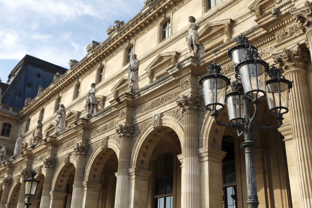 Le Centre de Recherche et de Restauration des Musées de France est au service de 1 200 établissements, dont le musée du Louvre. (Freepik/kstudio) renaissance-architecture-street-lamp-louvre-museum-paris
