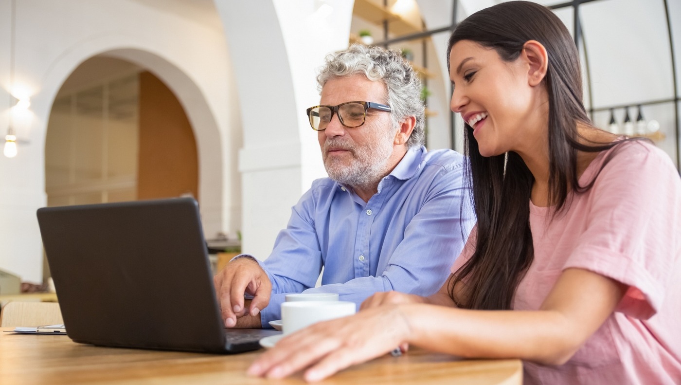 14 millions de Français souffrent d'illectronisme. Les aidants numériques interviennent pour les accompagner sur 4 grands types de missions : détection et orientation des publics, assistance, facilitation et formation. (Freepik/pch.vector) ressources-aidants-numeriques