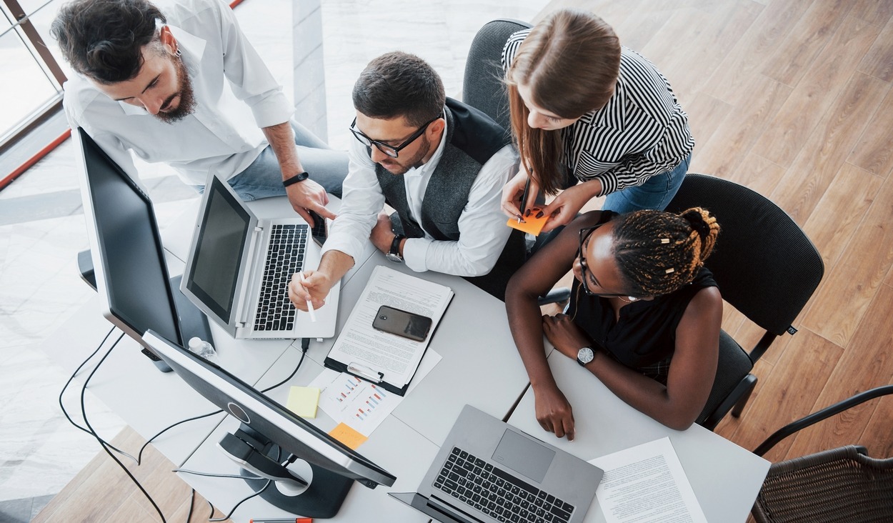 La Maif a numérisé plus de trois millions de feuilles et archivé plus de 60 % des dossiers papier en numérique. (Standret/Freepik) maif-retour-experience-transition-digitale