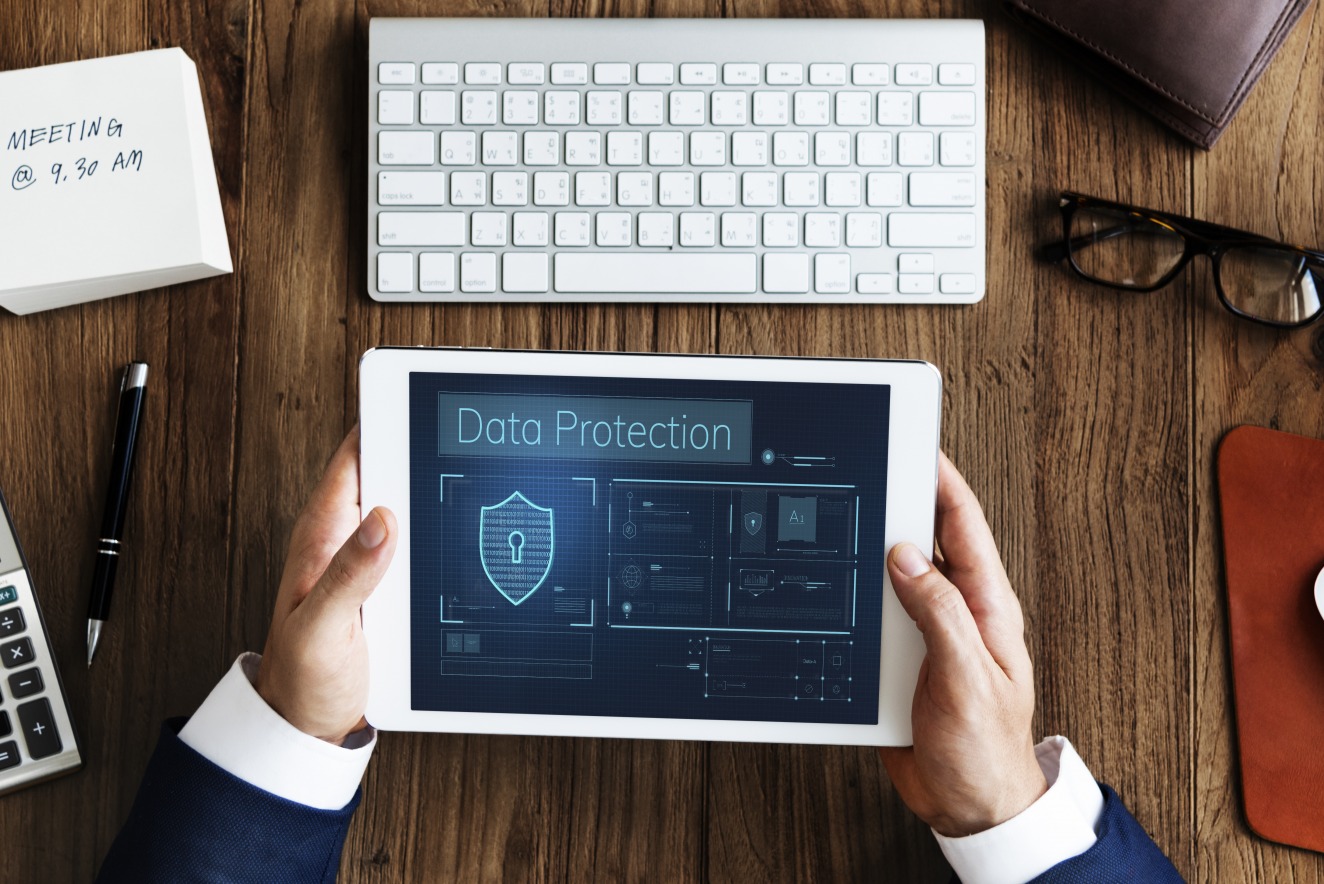 Le RGPD est maintenant applicable depuis 4 ans, mais force est de constater que les organisations doivent encore fournir des efforts pour assurer la protection des données personnelles dont elles disposents. (Freepik/rawpixel.com) securite-data-homme-business-tablette-donnees-protection