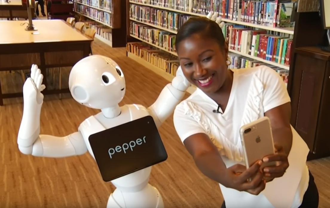 Pepper, le robot qui communique avec les humains, été adopté dans plusieurs établissements en France, en Australie et aux États-Unis : il fait la lecture, donne des informations pratiques, et enseigne le codage informatique. (Softbankrobotics) pepper-robot-bibliotheque