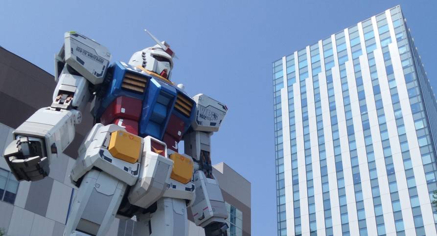 "Avec l’introduction de l'intelligence artificielle, les robots ne sont pas de simples automates, affirme Alain Bensoussan ; ils ont des capacités grandissantes qui les amènent à collaborer avec les hommes". (Pixabay/FranckinJapan) robot-ville