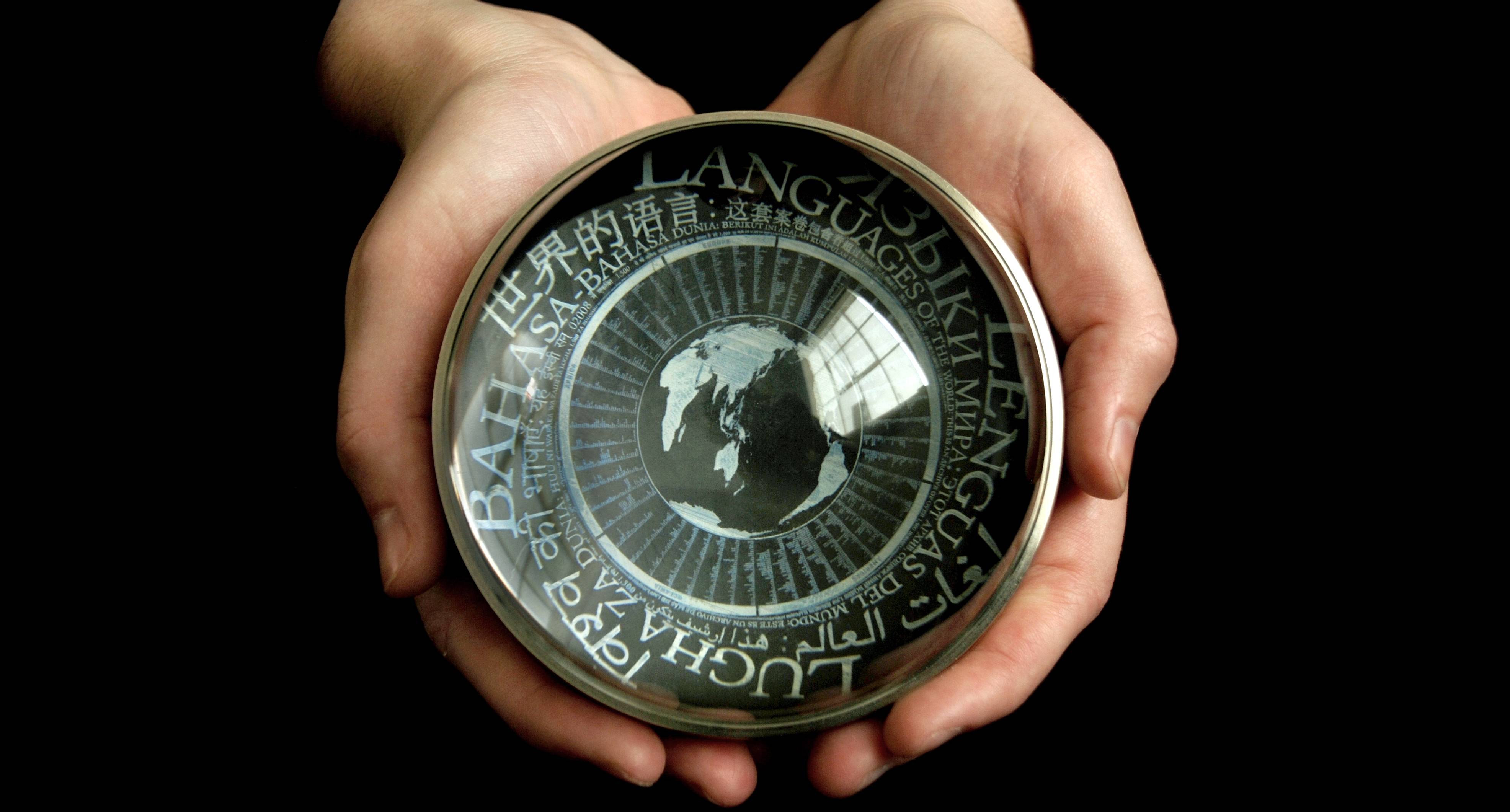 Le Rosetta Disk contient pour chaque langue plusieurs données telles que des textes, des informations grammaticales, les sons ou encore sur les systèmes d'écriture et d'alphabétisation de la langue. (Laine Stranahan/ Rosetta Project/Flickr) rosetta-project