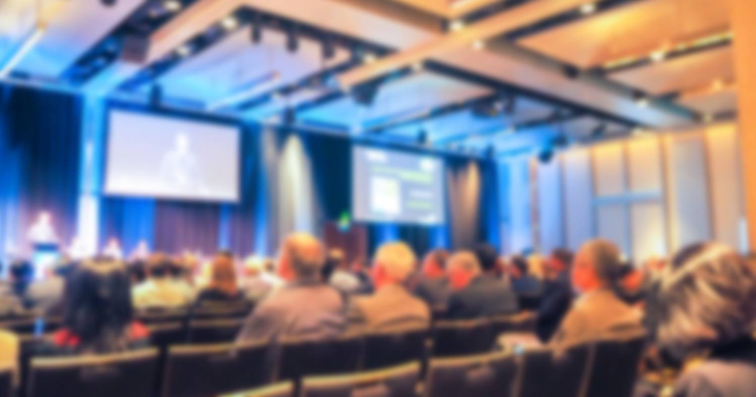 Durant deux jours et demi, les Salons Solutions réuniront 220 sociétés exposantes, plus de 6 000 visiteurs professionnels et plus de 3 500 auditeurs aux conférences. (Freepik) salons-solutions-conférence