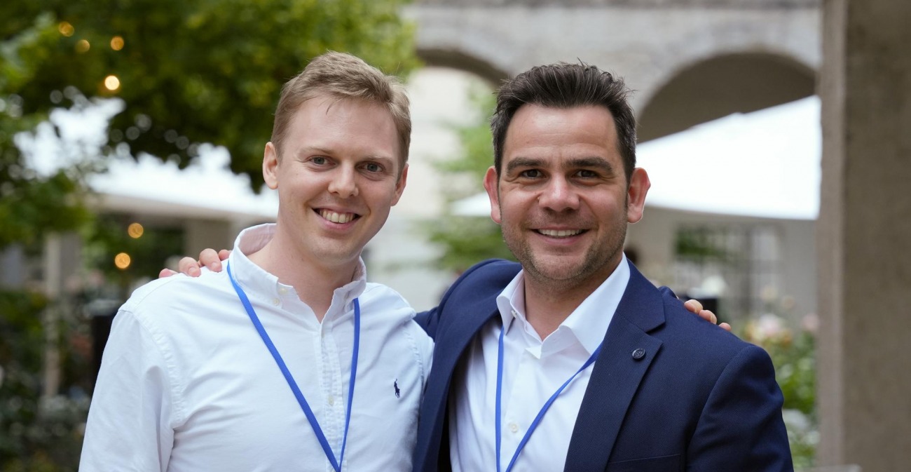 Julian De Maestri (à g.) et Emil Novakov (à d.) sont les cofondateurs de Scaleflex, qui mêle Intelligence Artificielle et Digital Asset Management. (Scaleflex) julian-de-maestri-emil-novakov-dirigeants-scaleflex