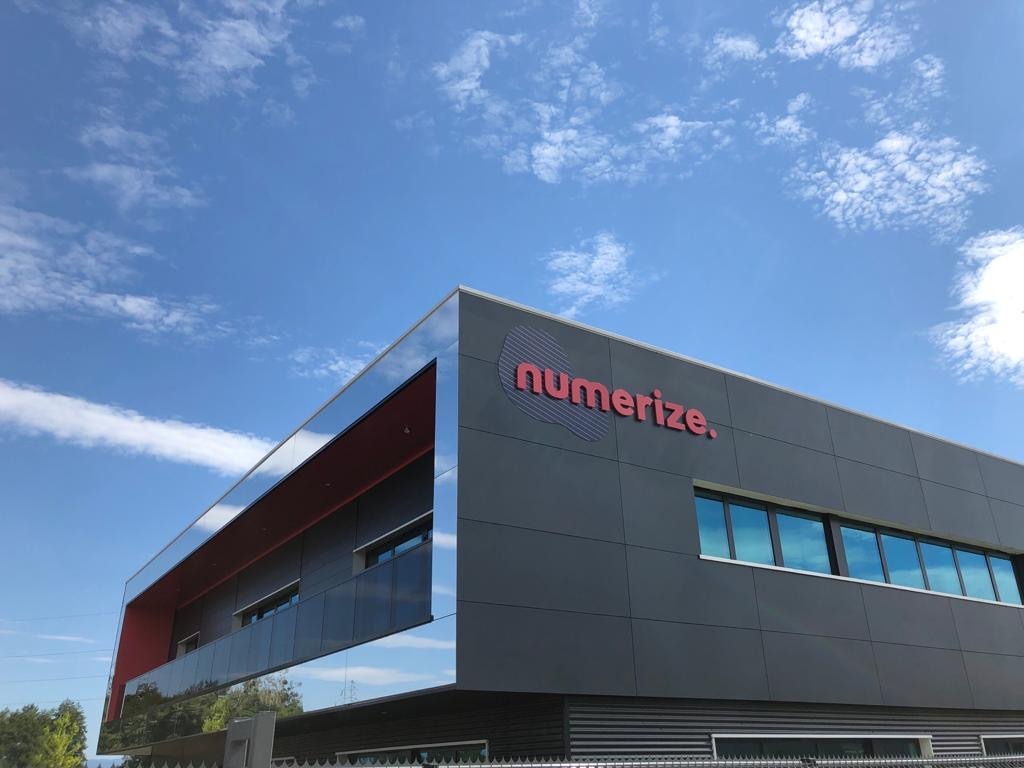 Située à Hoerdt, à quelques kilomètres au nord de Strasbourg, la Scannerie Numerize s’étend sur 630 m2. Batiment Numerize