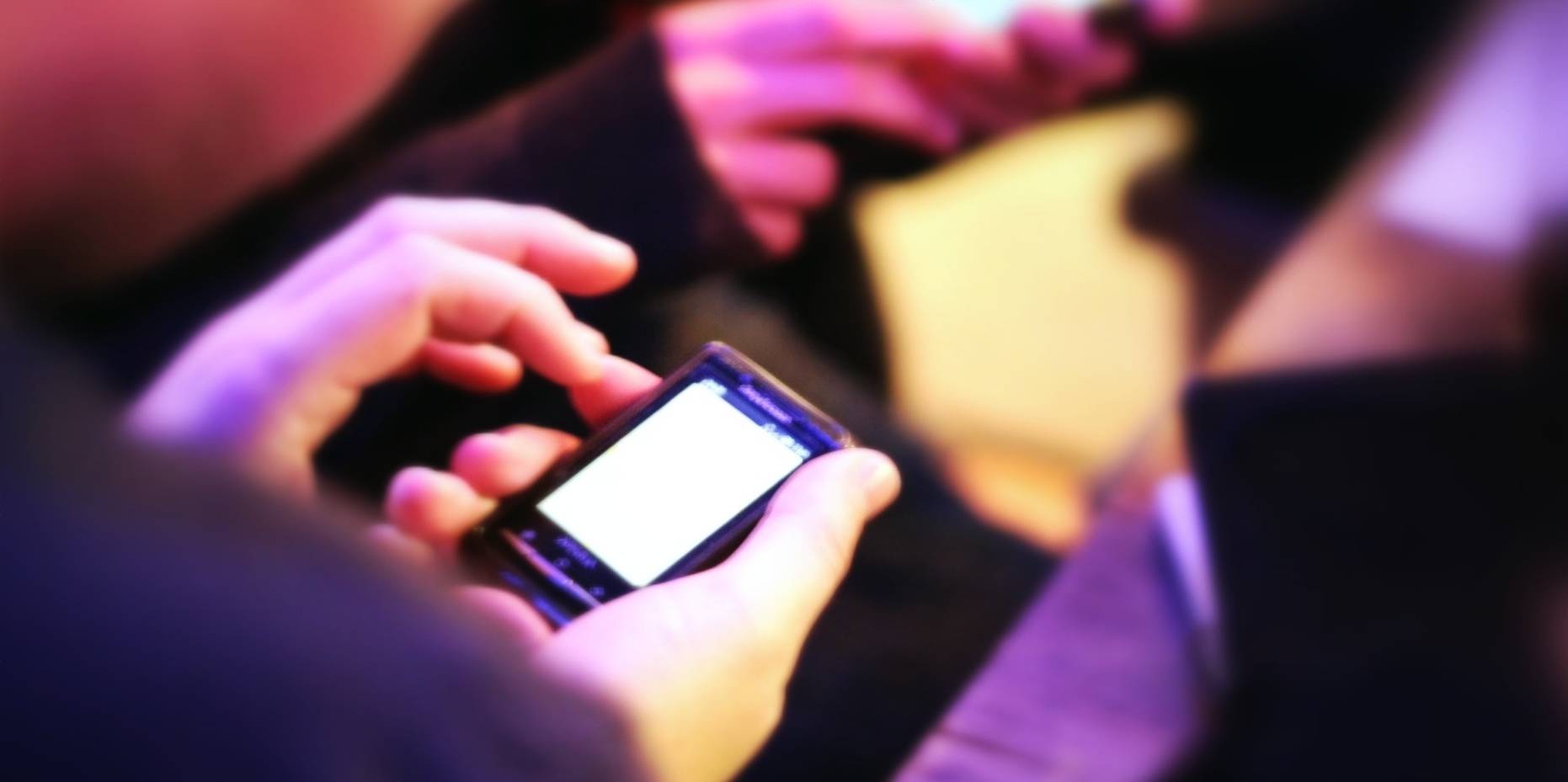 Pensez malgré tout à télécharger les dernières mises à jour Android, iOS et Windows qui corrigent les vulnérabilités les plus importantes. (philcampbell via Visualhunt / CC BY) smartphone-securite