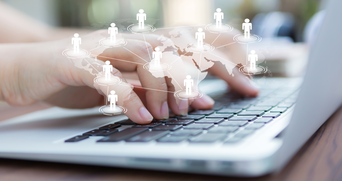 Le confinement lié au Covid-19 a définitivement fait adopter le home office et le télétravail, soutenus par le digital pour que chacun puisse rester connecté à ses collaborateurs. (Freepik/jannoon028) ordinateur-digital-numerique-travail-collaboratif