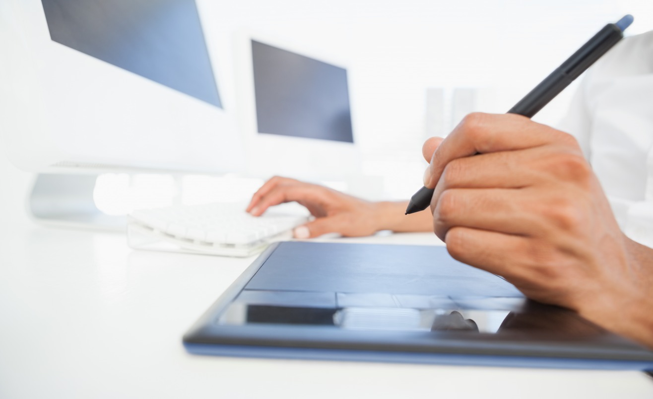 Grâce au procédé sur lequel elle repose, la signature électronique s'impose comme un formidable outil au service de la gestion des preuves. (Freepik/Wavebreak Media) designer-travaillant-au-bureau-en-utilisant-le-numeriseur