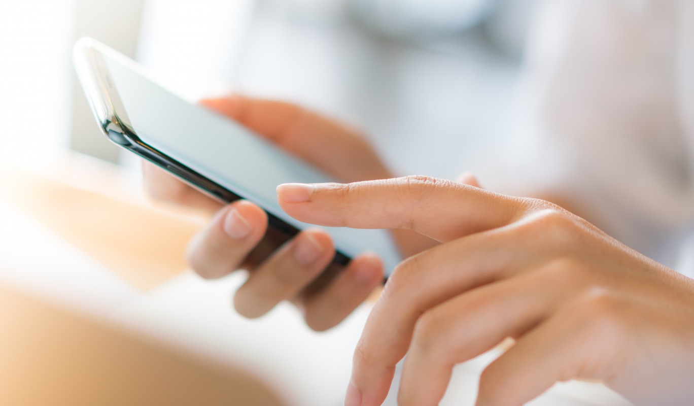 En bien des manières, la signature électronique peut représenter un levier de sécurité supplémentaire pour les collectivités. (Freepik/jannoon028) telephone-portable-mains-business