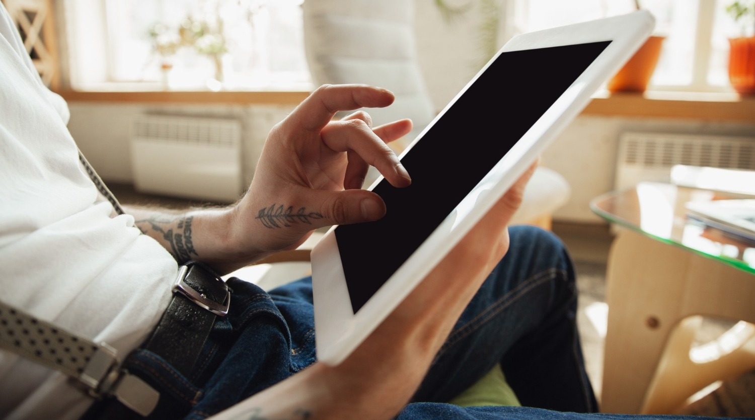 La signature électronique à la volée permet, via l'envoi d’un certificat électronique à un interlocuteur pour un usage unique, de lui faire signer un document depuis son ordinateur, tablette ou téléphone personnel, sans se déplacer. (Freepik/master1305) signature-electronique-volee