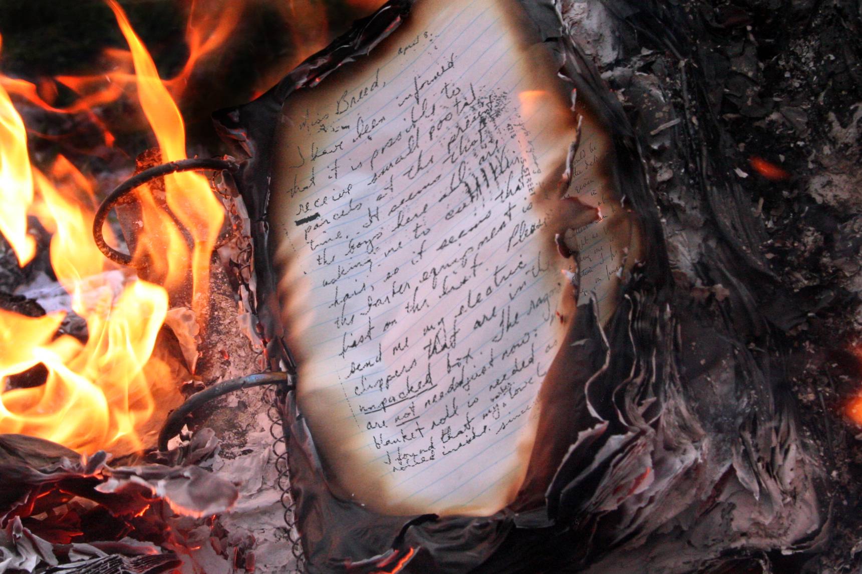 "Il suffit d’une pluie torrentielle, de la rupture d’une canalisation ou d’un incendie accidentel pour que des documents de grande valeur soient gravement menacés". (.sarahwynne. via Visualhunt / CC BY-NC)