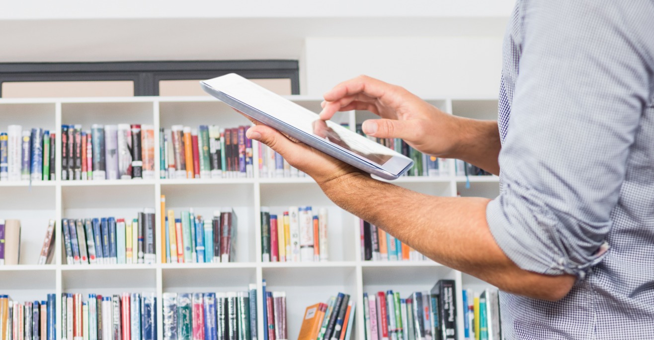 homme-dans-bibliotheque-tablette