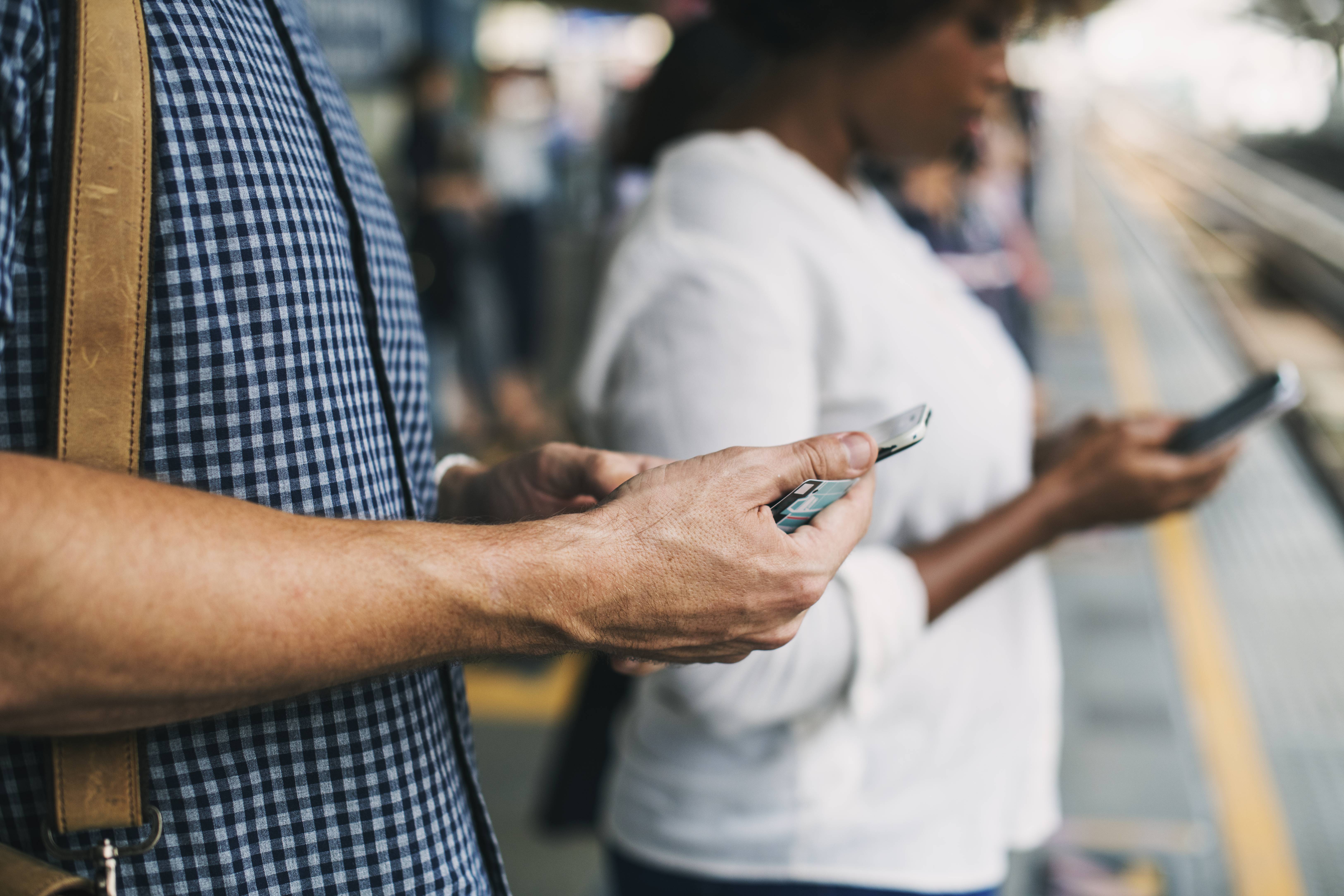 Lengagement de l'Etat pour l'établissement de nouvelles pratiques de mobilité passe par la généralisation de l'ouverture des données des opérateurs de transports publics et privés. (Freepik) smartphone-gare