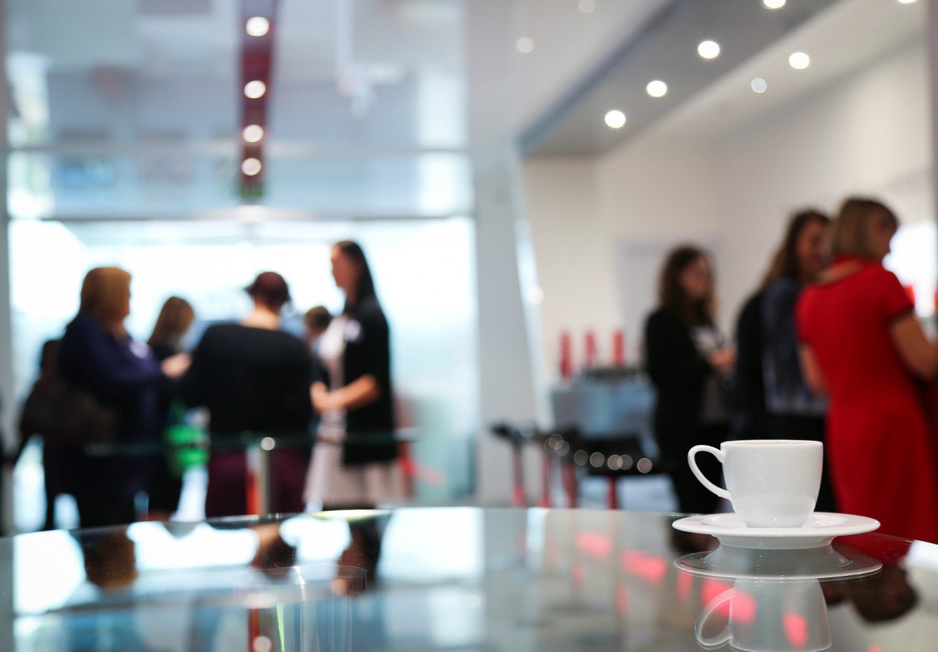 Prenez un café et rejoignez-nous jeudi 17 Février à 11h30 ! Personnes autour d'un café