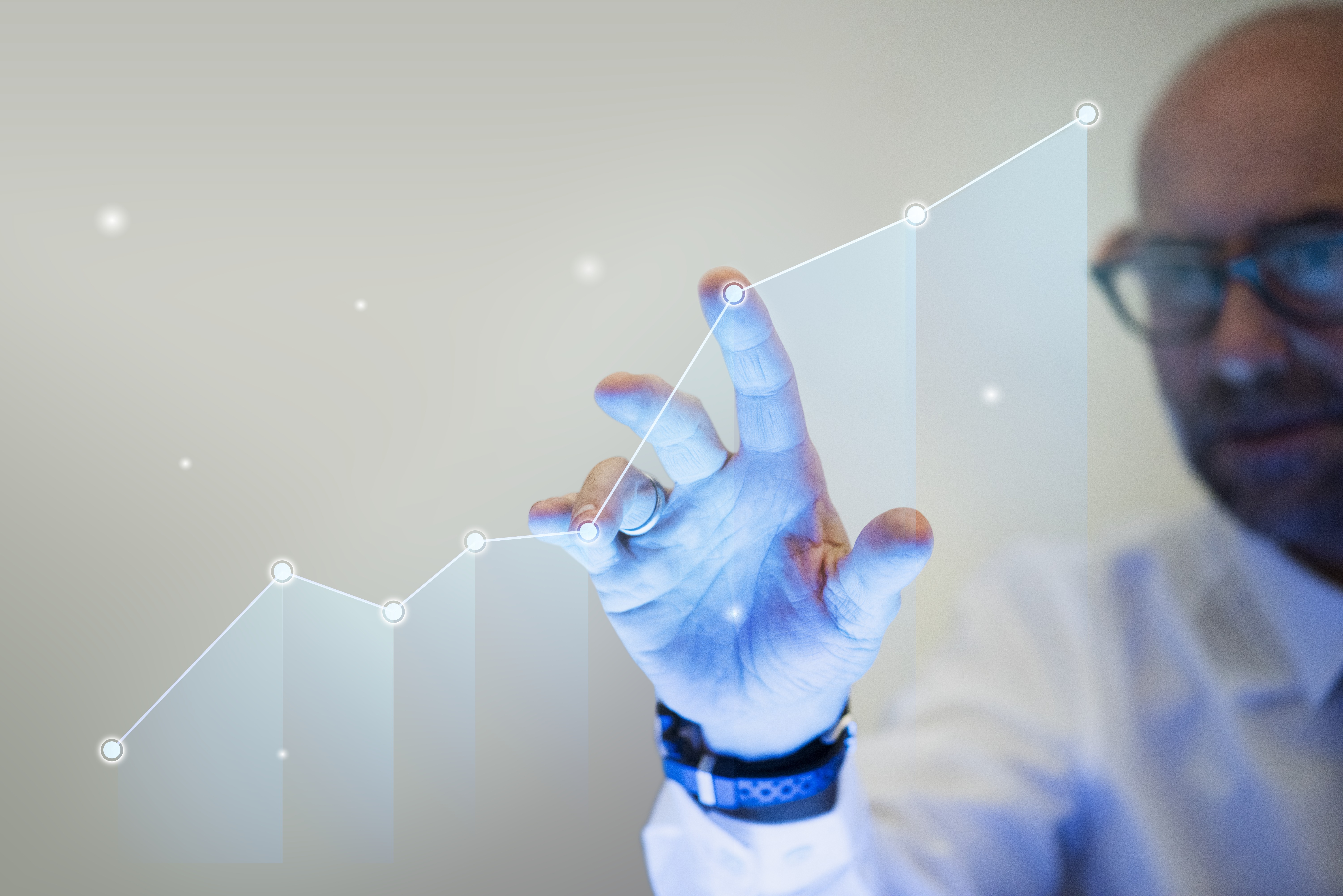 Tirer profit de ses données, c'est avant tout se doter d'une structure adaptée. (Freepik/rawpixel.com) homme-affaires-pointant-son-doigt-vers-graphique-croissance