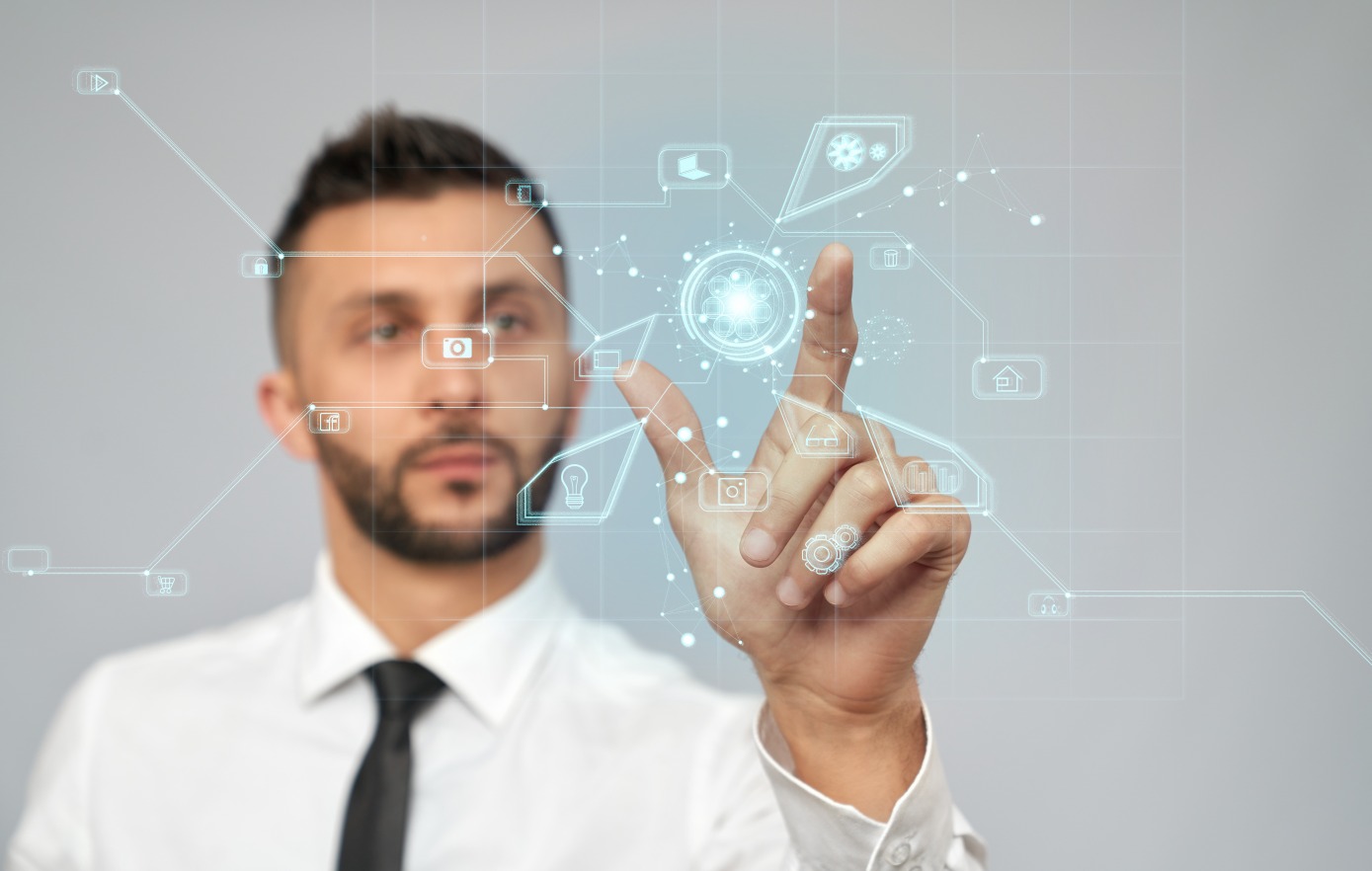 homme-affaires-concentre-cliquant-icone-3d-virtuelle