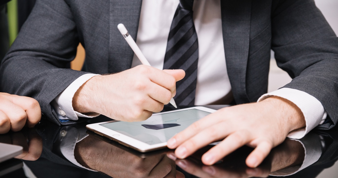 Couplée à un coffre-fort numérique, la signature électronique garantit une gestion efficace et sécurisée des données. (Freepik) patron-employe-coworking-signature-tablette