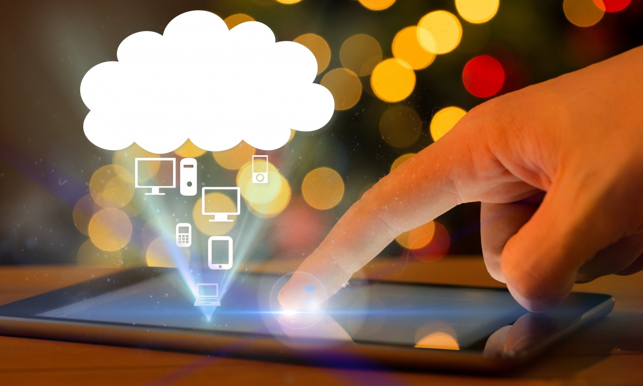 Grâce à Archimed et Syracuse, les usagers de Ma BM ont notamment accès à plus de 1 600 livres numériques et 5 000 titres de presse. (Freepik/creativeart) tablette-ressources-numeriques