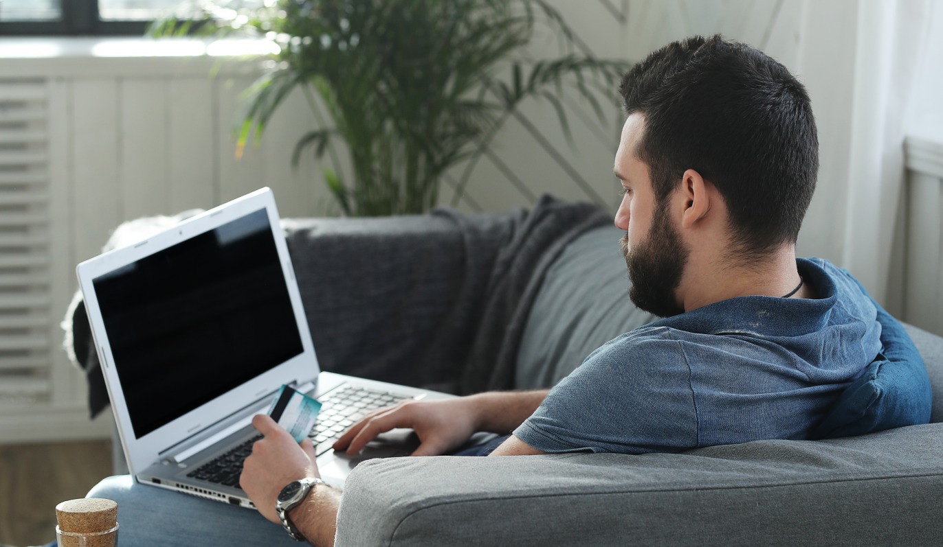 En généralisant le télétravail après le premier confinement, les TPE-PME ont pu s'adapter plus facilement à la nouvelle interdiction de déplacement de novembre. (Freepik/Racool_studio) teletravail-home-office-ordinateur