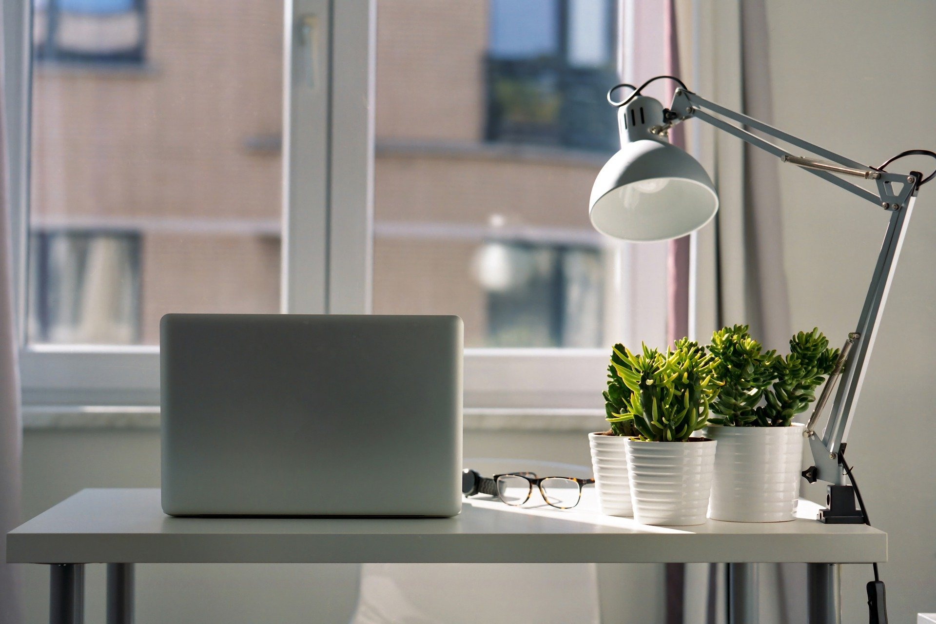 Installer ou rénover un bureau à domicile est devenu un élément essentiel pour votre bien-être au quotidien (crédits : Candid Shots - Pixabay) télétravail_aménagement_domicile