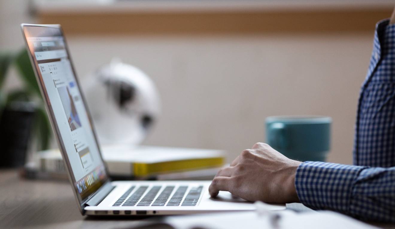 La dématérialisation est le service le plus proposé par les Opérateurs publics de services numériques, devant les marchés publics et la protection des données. (Pixabay/StockSnap) ordinateur-usage-transition-numerique-digital