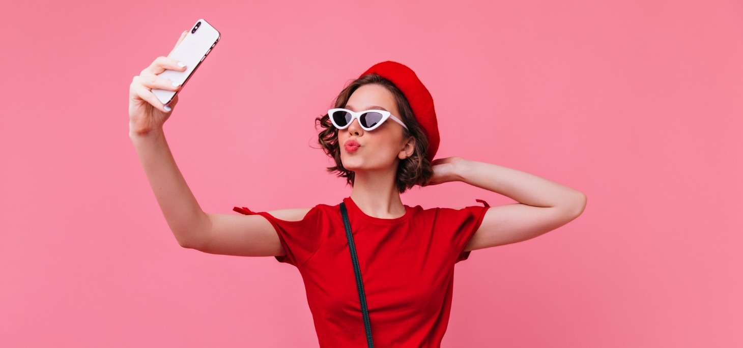 Les influenceurs peuvent constituer de véritables partenaires médias susceptibles de relayer vos messages. Ils représentent un vrai levier dans le cadre d'une stratégie de marketing digital ou d'influence. (Freepik/lookstudio) outil-trouver-influenceuse-web-reseaux-sociaux