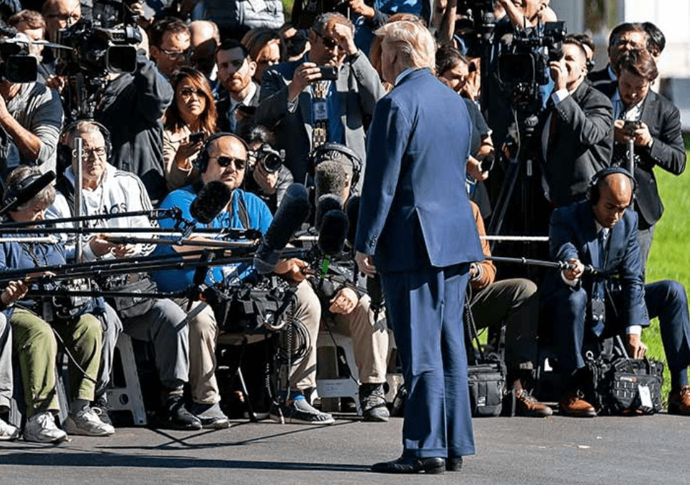 Donald Trump face aux journalistes (https://www.45office.com) Etats-Unis : les Archives nationales réclament une enquête contre Donald Trump