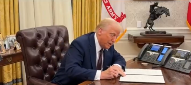 Donald-Trump-signe-decret-declassifier-archives-assassinats-John-Kennedy-Martin-Luther-King