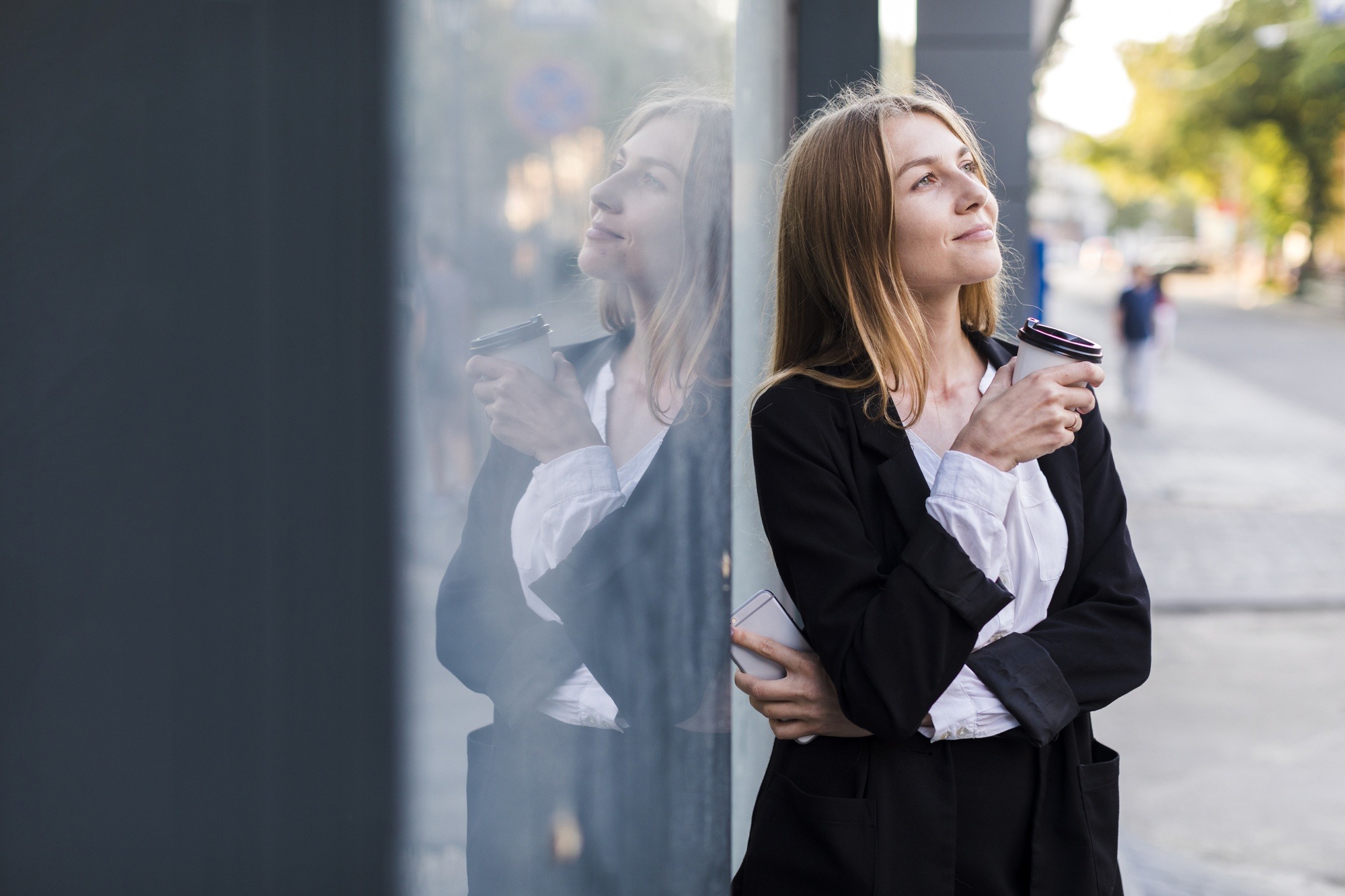 Répondre à cette enquête ne vous prendra que 5 à 10 minutes ! Personnes devant un café