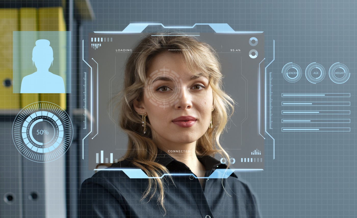 femme-securite-controle-identite-verification-scanner-conformite-protection