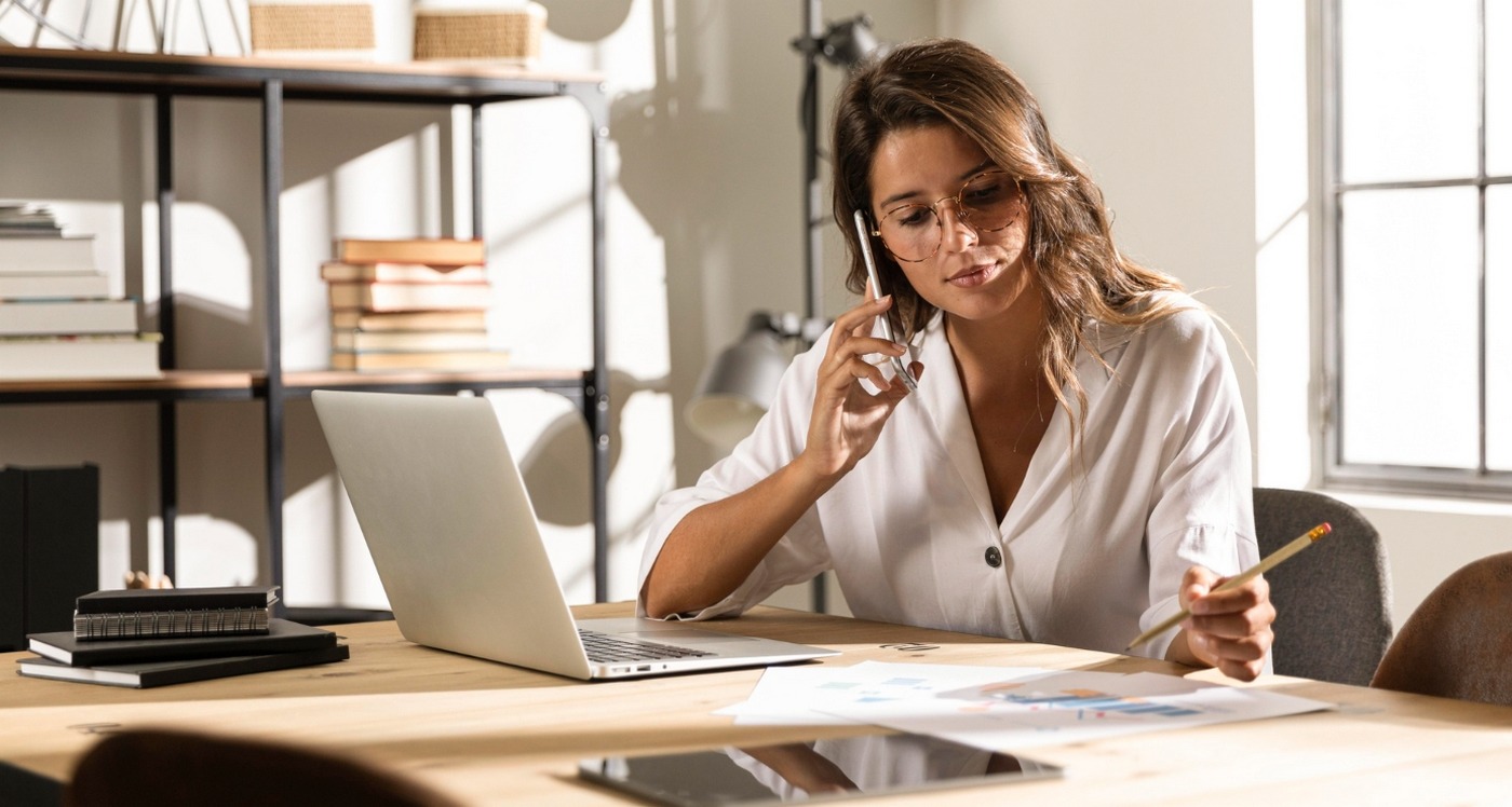 "J’étais déjà préparée au début du premier confinement. Pour un veilleur, il suffit d’avoir 25 onglets d’ouverts et l’accès à certaines applications", explique Pauline Antoine, veilleuse et manager chez Cision. (Illustration : Freepik) teletravailler-liberte-veille-cision