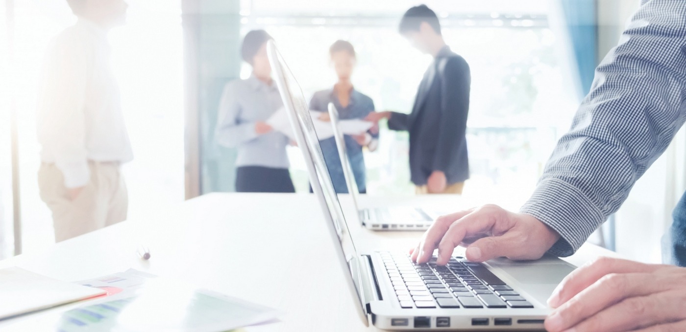 Les freins à la veille collaborative sont généralement : le flou quant à la suite à donner à une demande de la hiérarchie, le fonctionnement en silo de l'organisation et l'absence de connexion entre un RSE et la plateforme de veille. (Freepik/ijeab) veille-collaborative-pourquoi-comment