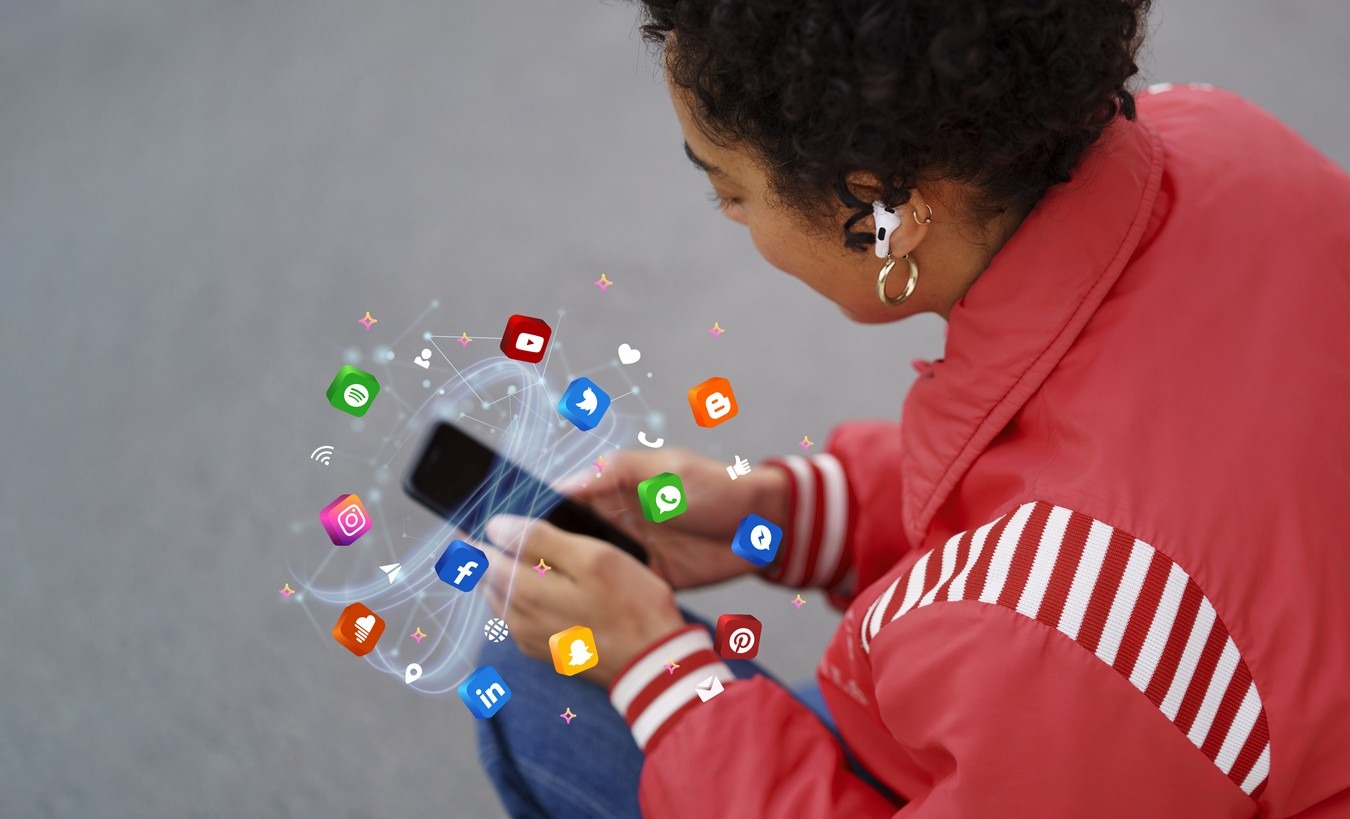 Sur les réseaux sociaux, on peut y découvrir des signaux faibles partagés au sein de groupes communautaires. (Freepik) e-reputation-veille-reseaux-sociaux