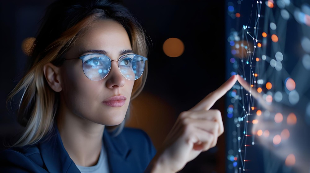 Cikisi met ainsi l'IA au service des veilleurs en optimisant la collecte, l'analyse et la présentation des informations critiques Une femme regarde un écran