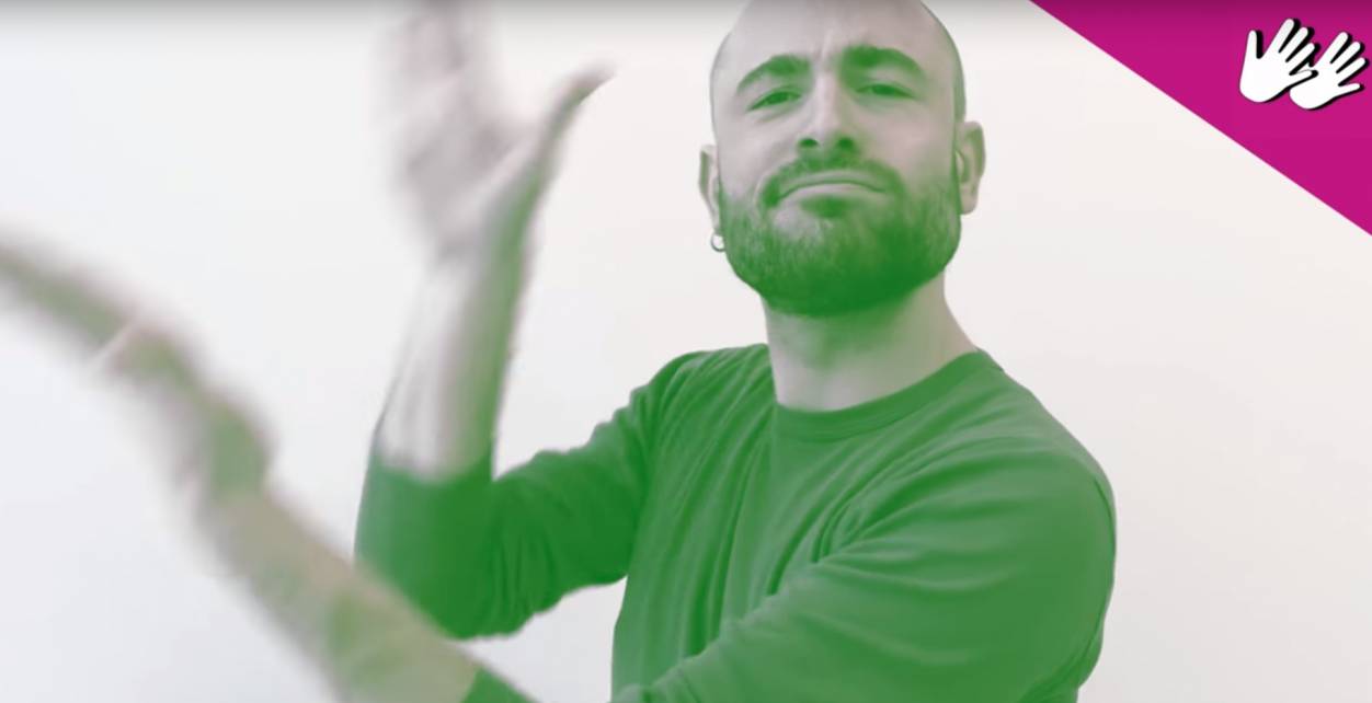 Ludovic présente l’agenda des ateliers numériques de la médiathèque de la Canopée la Fontaine, à Paris, en langue des signes. (DR) video-Canopée-La-Fontaine