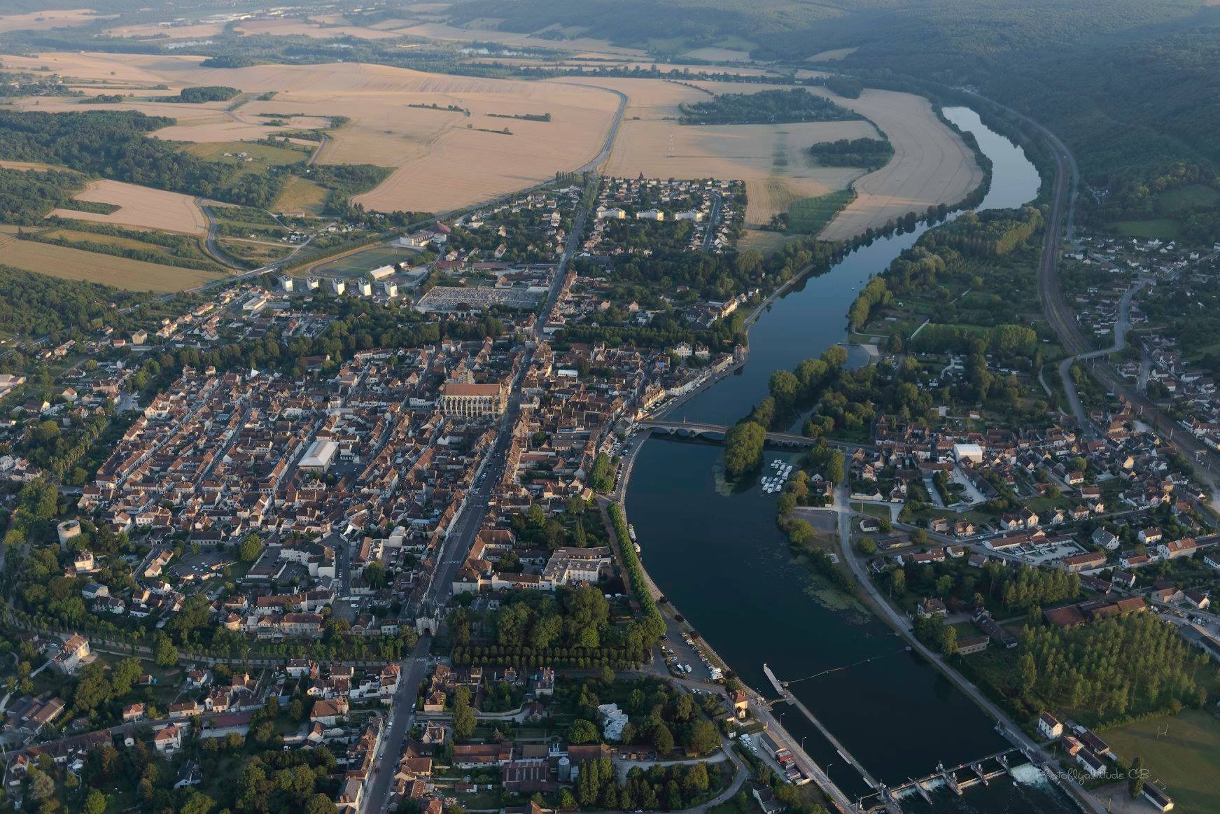 Vue aérienne de Villeneuve-sur-Yonne (Ville de Villeneuve-sur-Yonne) ancien-maire-devant-justice-destruction-illegale-archives-publiques